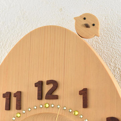 檜で作った卵の形の掛け時計（ヒヨコのおまけ付き） 3枚目の画像