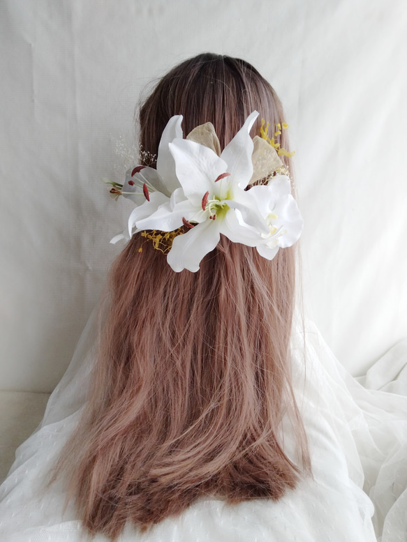 百合（カサブランカ）と胡蝶蘭のヘアアクセサリー　結婚式　髪飾り　和洋兼用ヘッドドレス　ホワイトグリーン　ウェディング　 1枚目の画像
