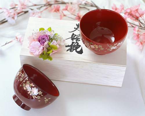 漆器 椀 赤と白の花模様 木箱入り 漆器 椀 赤と白の花模様 木箱入り 美術品・アンティーク