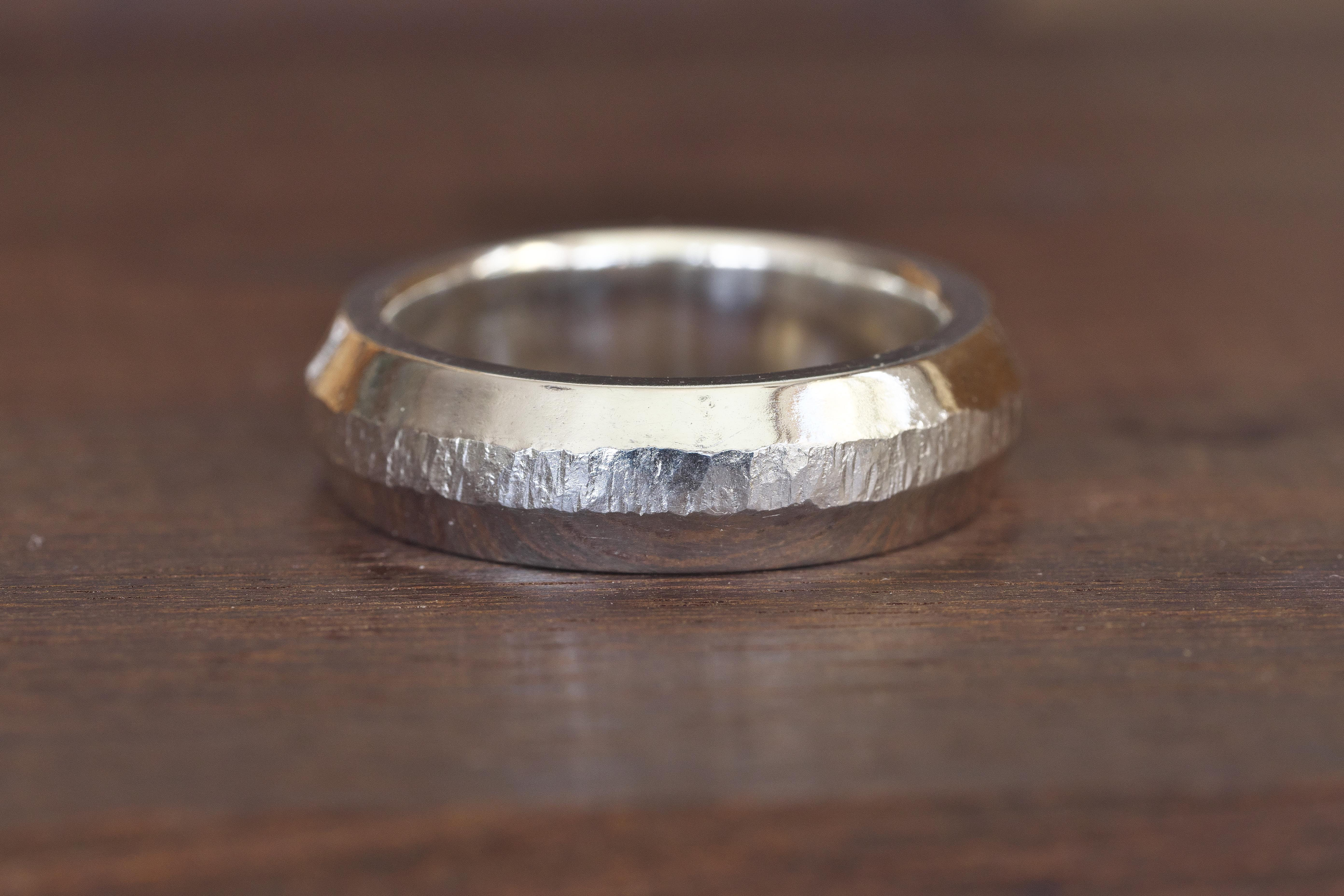 シンプルだけど存在感のあるリング（中幅タイプ）