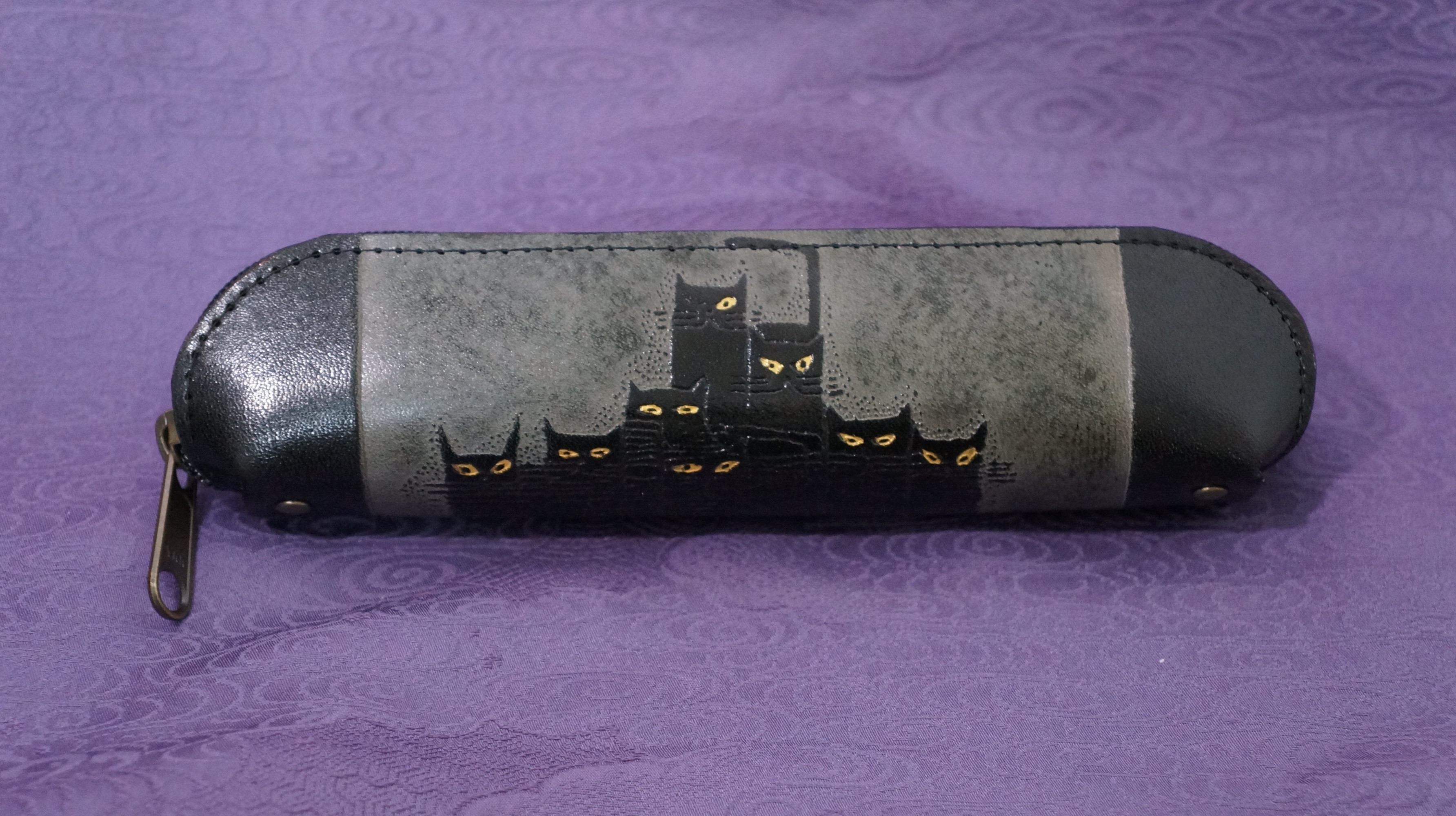 猫のデザイン等　レザークラフト NDペンケースm ネコ一族catwalk oikawa 4,510円