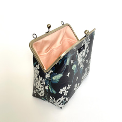 リバティ・アーカイブライラック紺 がま口ショルダーバッグ　2way 3枚目の画像