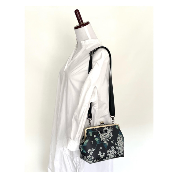 リバティ・アーカイブライラック紺 がま口ショルダーバッグ　2way 6枚目の画像