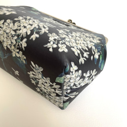 リバティ・アーカイブライラック紺 がま口ショルダーバッグ　2way 5枚目の画像