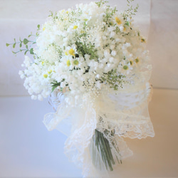 2026ウェディング】ナチュラルクラッチブーケ ～かすみ草とカモミール