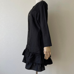 リネン 裾のティアードフリルがかわいい前開きのワンピース 黒 ブラック 無地 M/L 長袖 4枚目の画像