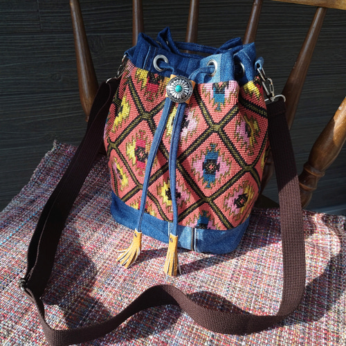 マルチカラーのオルテガ柄×デニムリメイク 巾着型ショルダーバッグ  