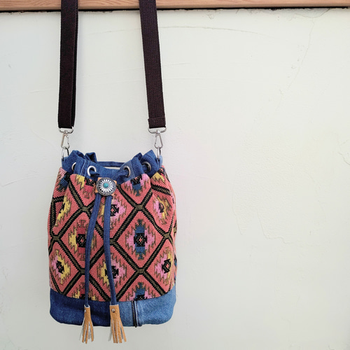 ハンドメイド　オルテガ柄ラグ生地　大きめサイズの巾着型ショルダーバッグ　グレー Amazon.co.jp: ハンドメイド オルテガ柄ラグ生地 巾着型