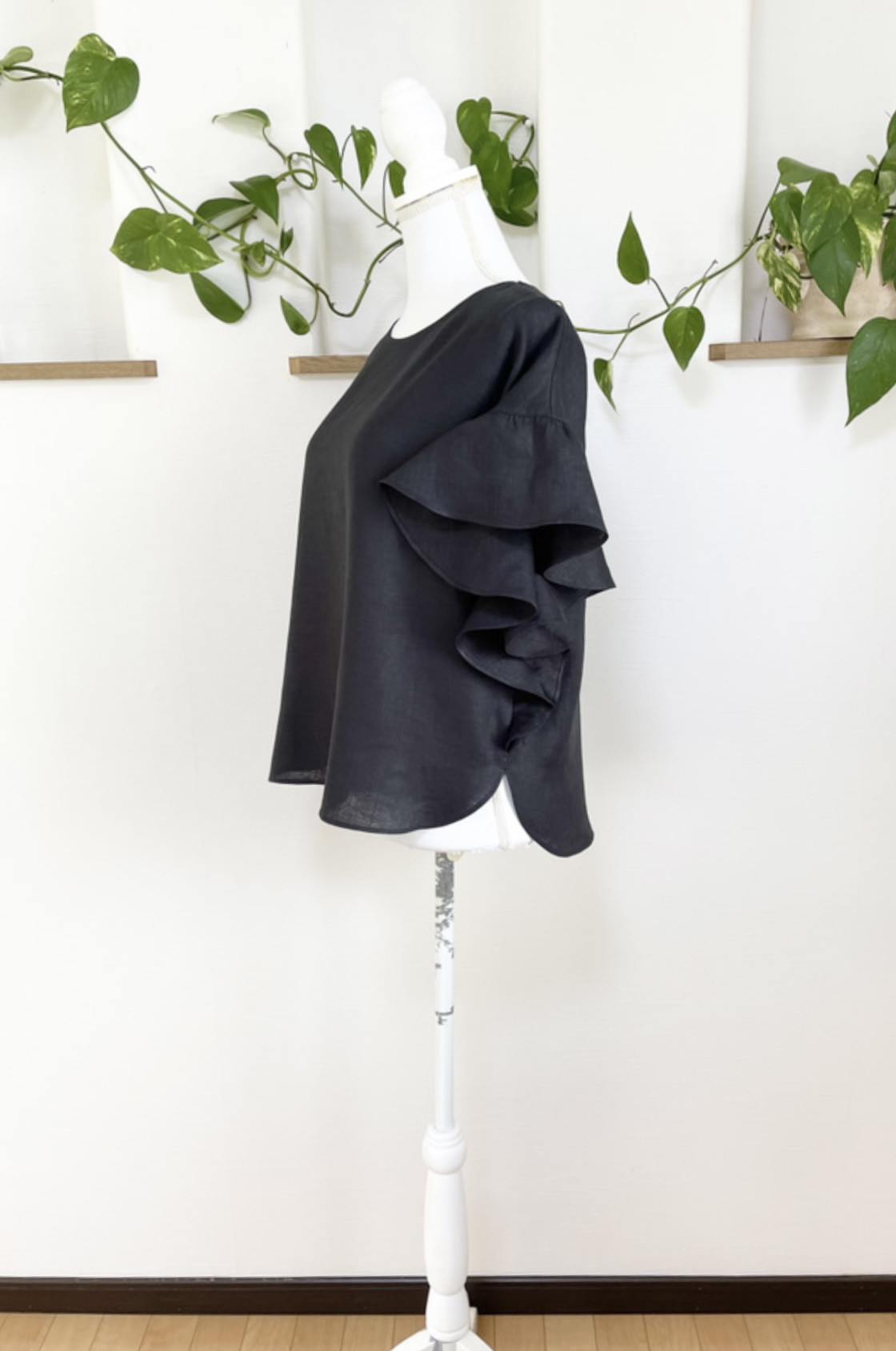 再販❣️リネン  大人可愛い 裾までフリル袖ブラウス  黒