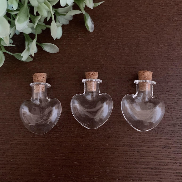 新商品★SALE★ハート型のミニチュア小瓶☆3個セット☆スクリュー付き 3枚目の画像