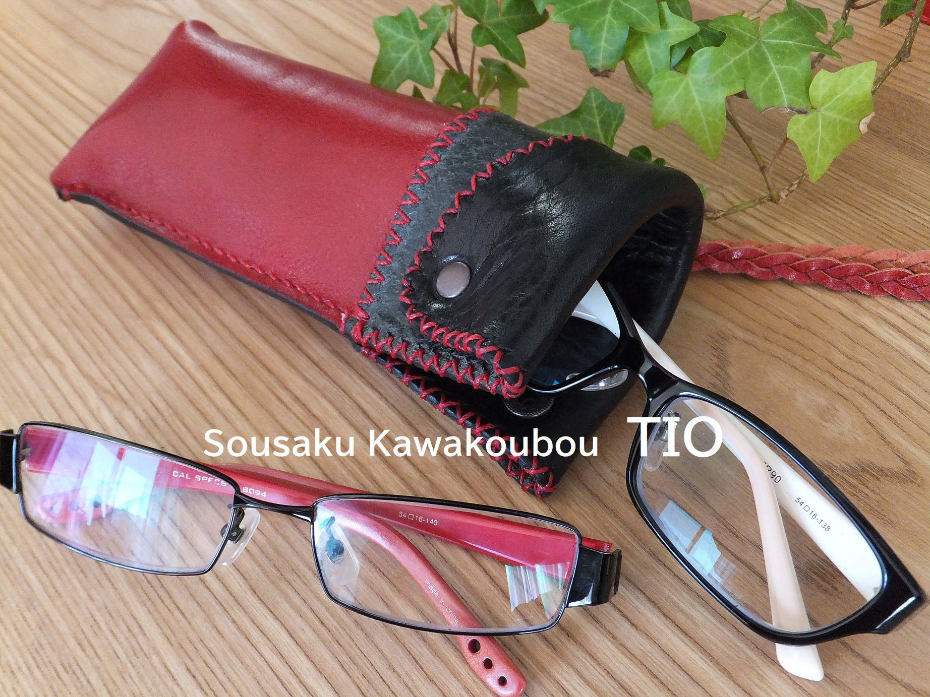 【送料無料】★牛革総手縫いＴＩＯオリジナル(ボタンダウン)ストラップ付きメガネケース　TIO-MK001