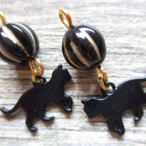 ◇1540再販7 ✿レトロなプチ黒猫・小さめ黒玉のピアス・イヤリング 
