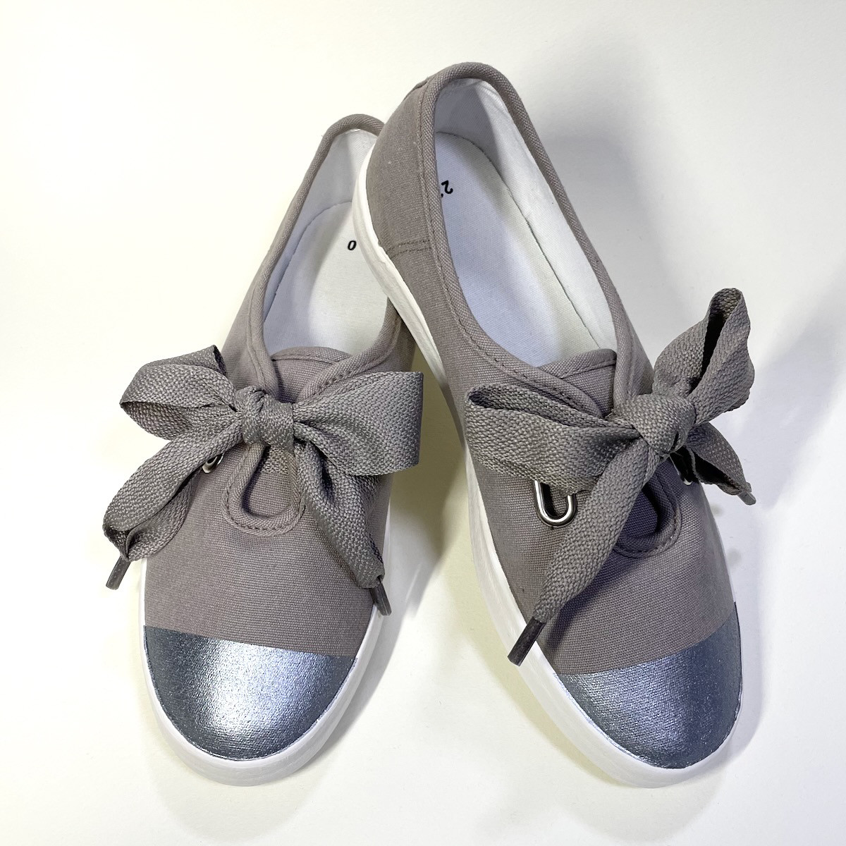 大きなリボンと銀先のスニーカースリッポン(スモーキーグレー) 4,548円