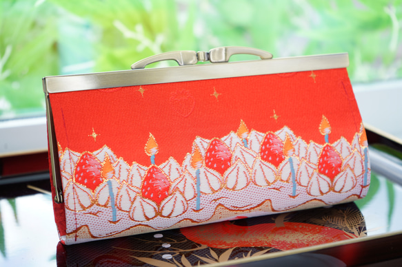 Happy Birthday!苺ケーキ柄の金襴織物で中型長財布＊大人可愛い