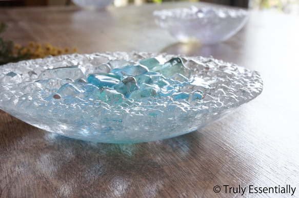 ガラスのアクセサリートレイ -「 KAKERAの光 」 ● ターコイズブルー・12cm 3枚目の画像