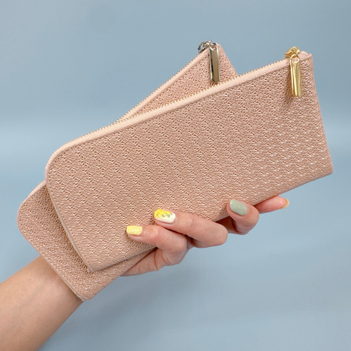 薄くて軽くて大容量な長財布 14ZipWallet 牛革レース型押し コーラル