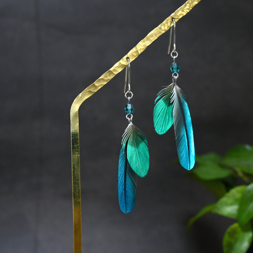 粘土の羽根飾り＿カワセミ緑＿ピアス/イヤリング＿R小 T中 ピアス