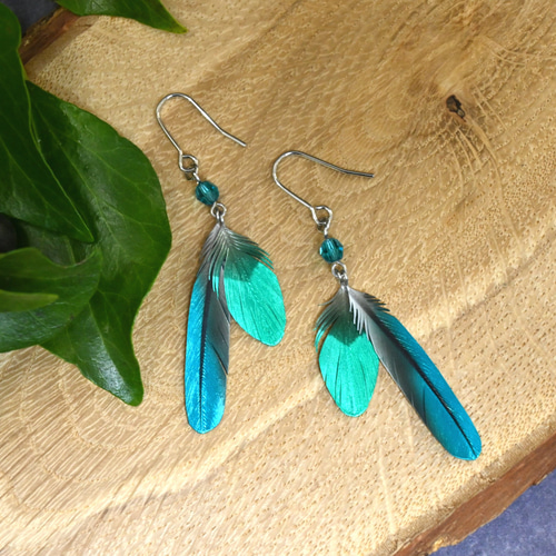 粘土の羽根飾り＿カワセミ緑＿ピアス/イヤリング＿R小 T中 ピアス
