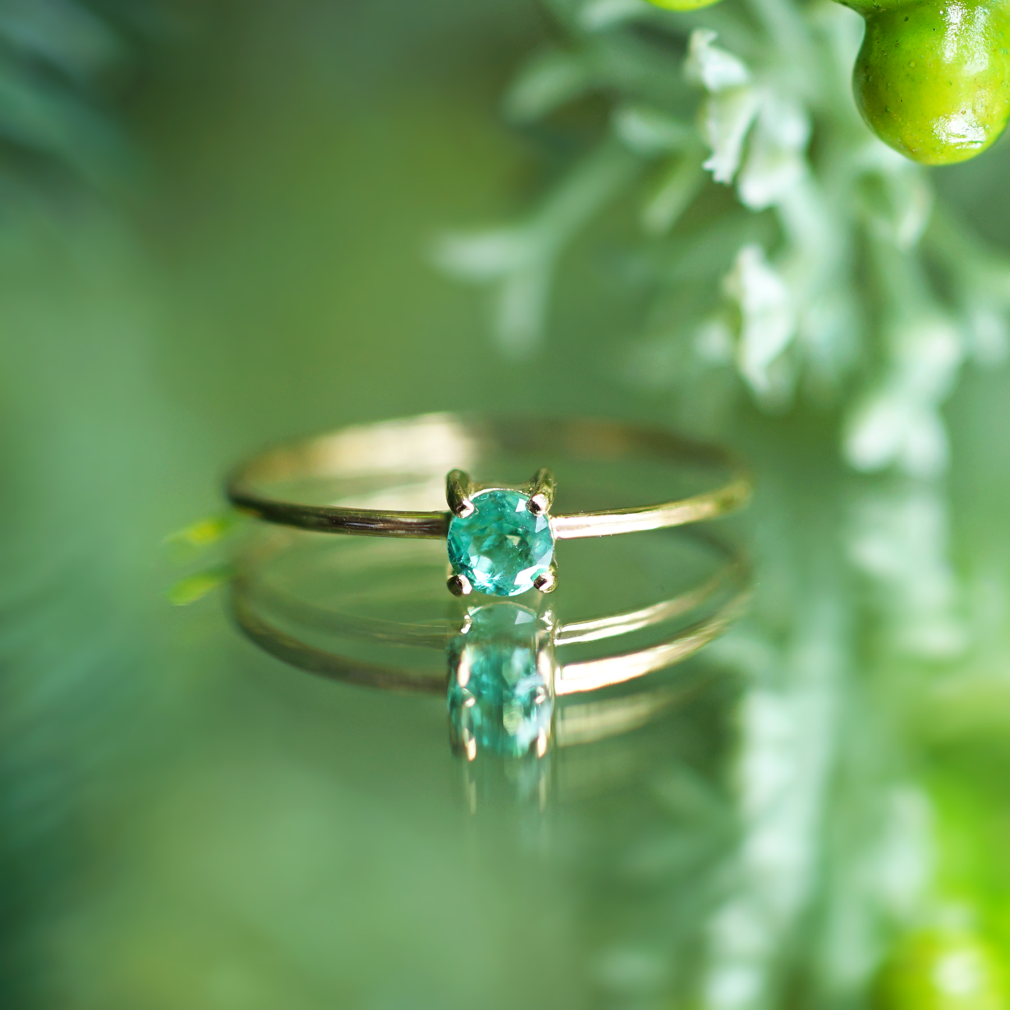 K18エメラルドの3mmラウンドカット爪留めリング　～Rita