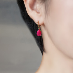 フーシャピンクカルセドニーピアス・サージカルステンレス　～フクシアの花 4枚目の画像