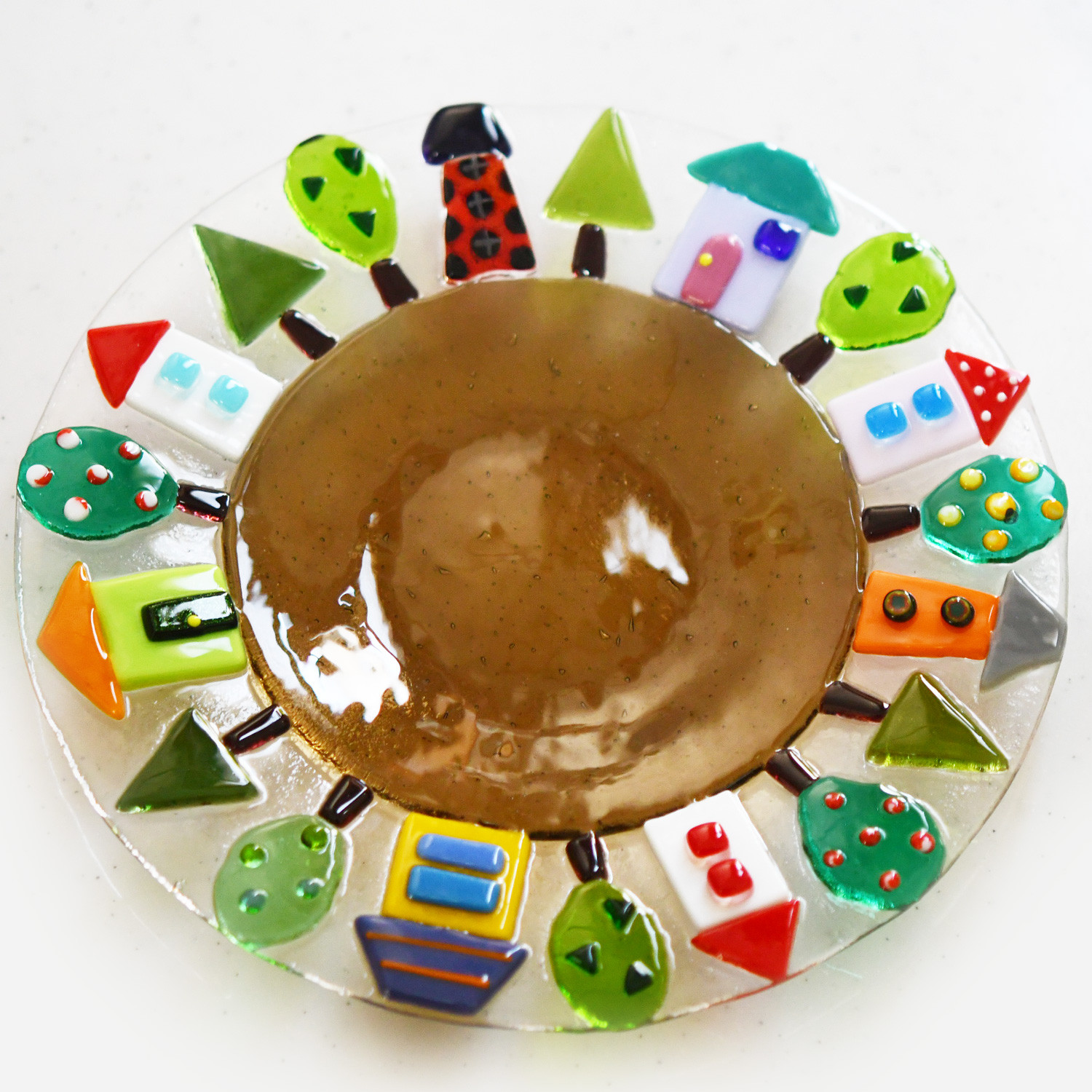 可愛いお家いっぱいのお皿