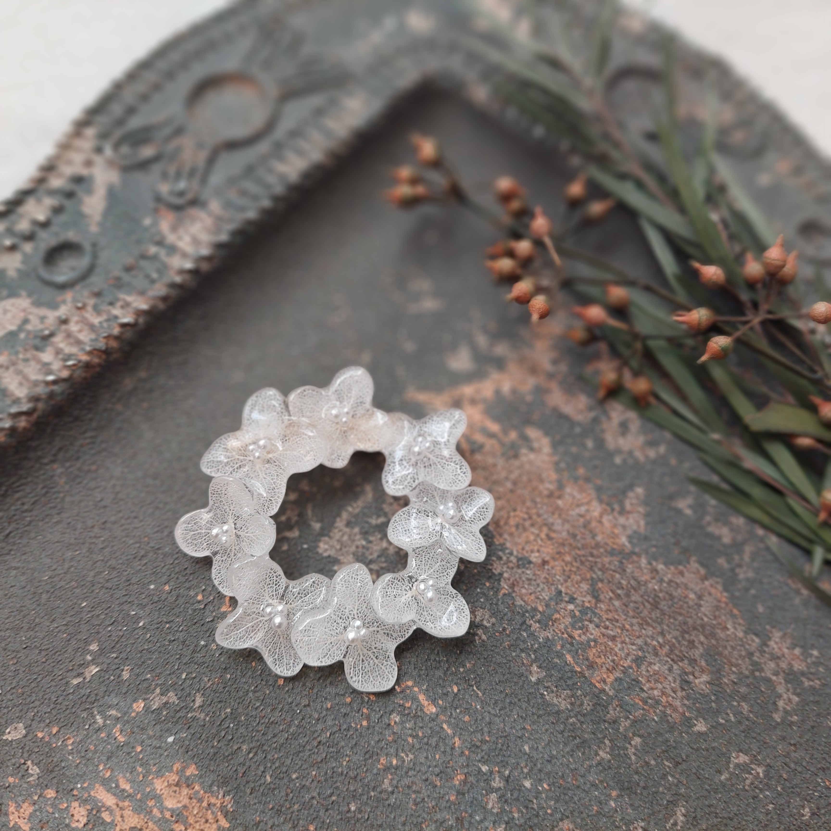 <再販多数>annabelle wreath brooch (white)