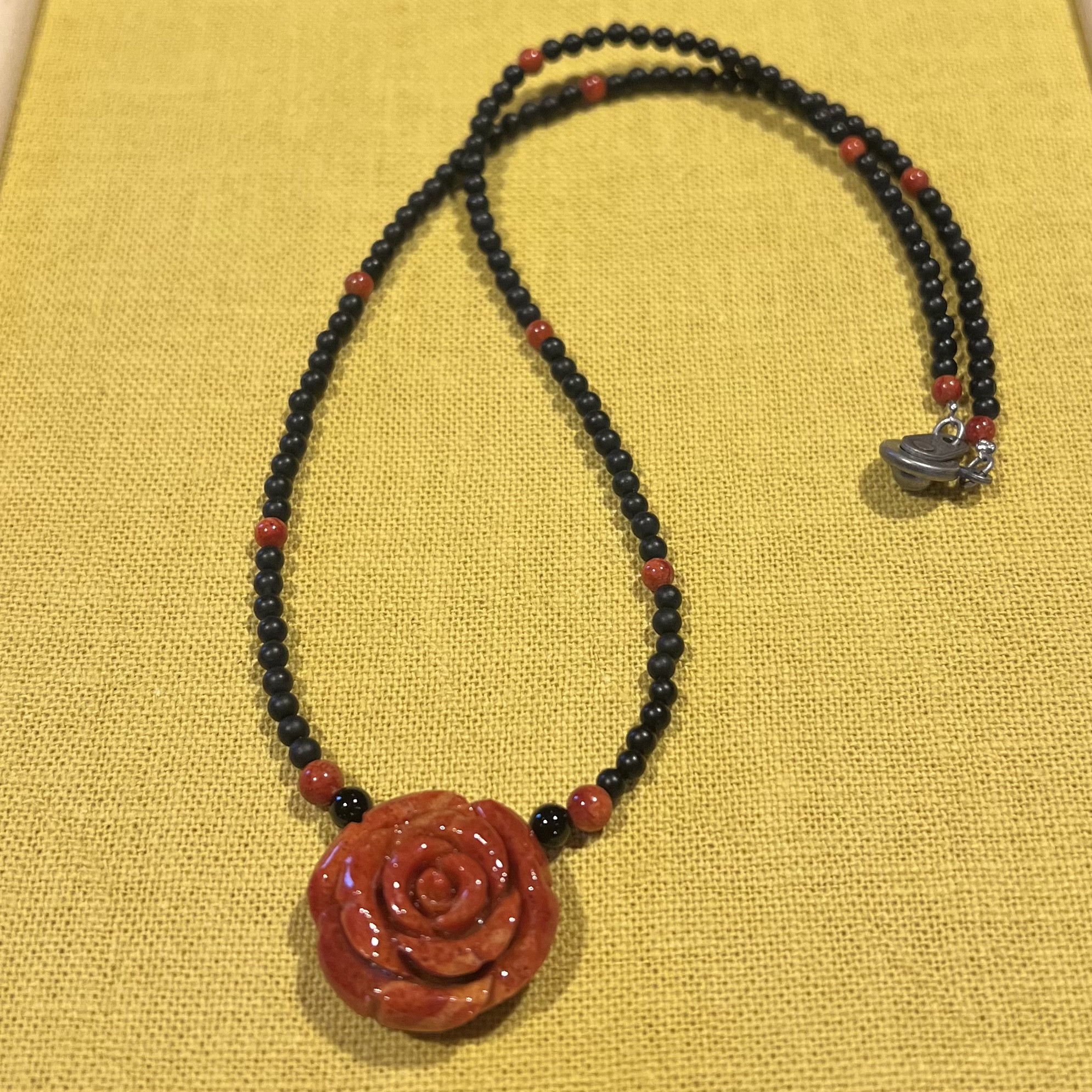 薔薇モチーフのサンゴネックレス    珊瑚