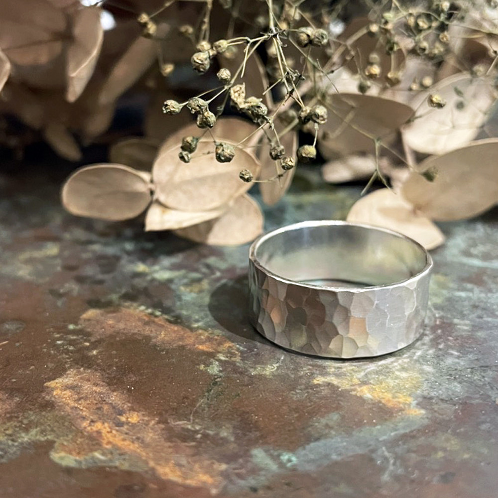 華奢な幅広シルバーリング（光沢仕上げ）