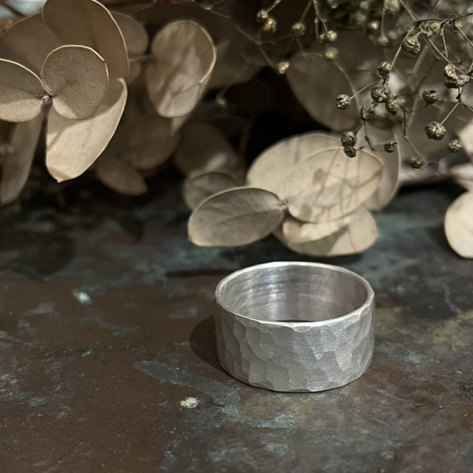 華奢な幅広シルバーリング（マット仕上げ）