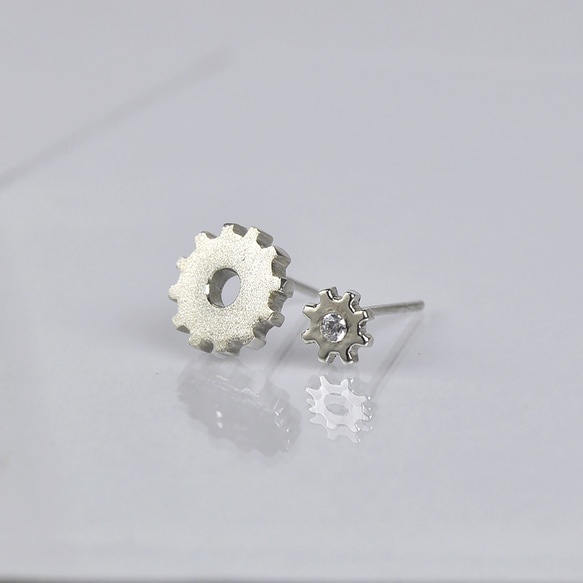 Sterling Silver Gear Pierced Earrings 1枚目の画像