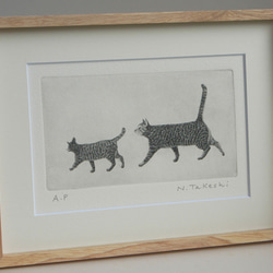 お散歩・二匹の猫/ 銅版画 (額あり） 3枚目の画像