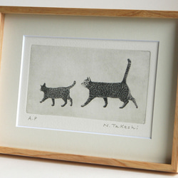 お散歩・二匹の猫/ 銅版画 (額あり） 2枚目の画像