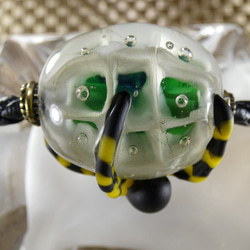 クモ玉（横グリーン）　ガラス　革紐ネックレス 5枚目の画像