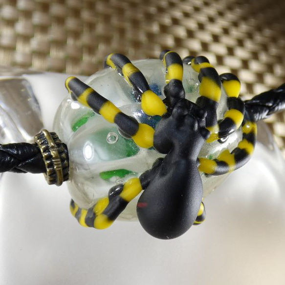クモ玉（横グリーン）　ガラス　革紐ネックレス 4枚目の画像