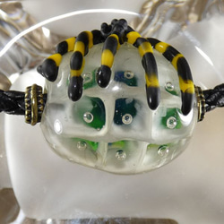 クモ玉（横グリーン）　ガラス　革紐ネックレス 7枚目の画像
