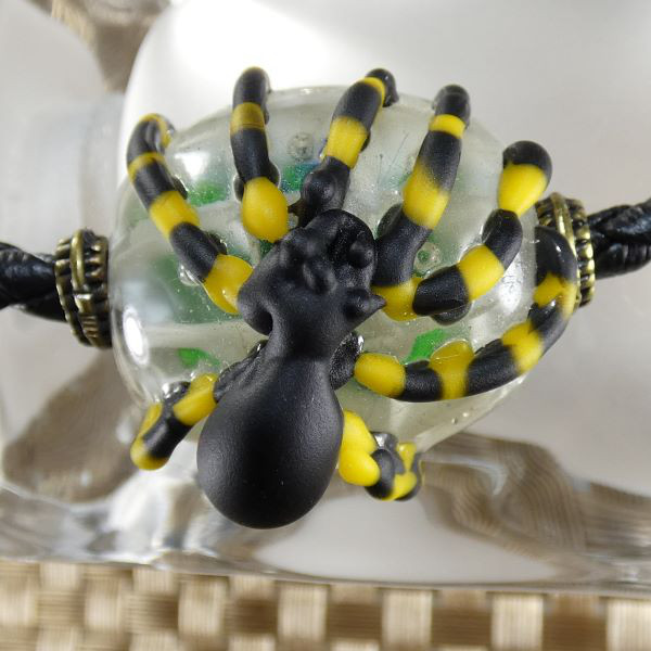 クモ玉（横グリーン）　ガラス　革紐ネックレス