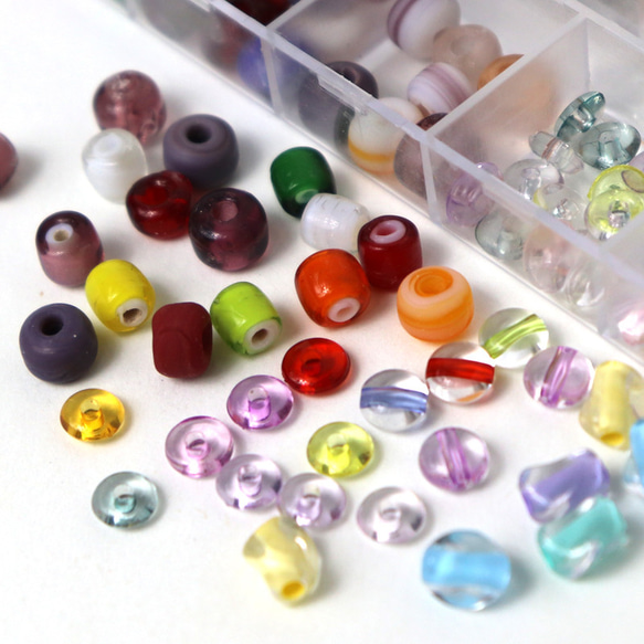 ガラスビーズアソート 丸カット6色＋個性あるビーズ たっぷりケース入り  アクセサリー材料 ビーズアソート ビーズセット 2枚目の画像