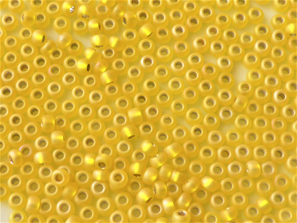 10g2.5mm　すりガラス落ち着いた黄色シルバー　チェコシードビーズCzech Glass Beads 2枚目の画像