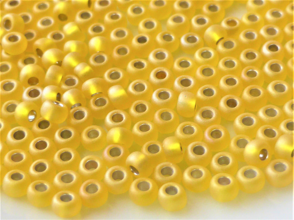 10g2.5mm　すりガラス落ち着いた黄色シルバー　チェコシードビーズCzech Glass Beads 1枚目の画像