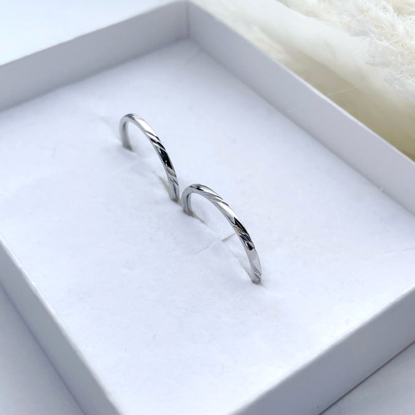 『愛を奏でるマリッジリング』ペアリング 結婚指輪 1ｍｍ 華奢 ステンレス マリッジリング セカンドリング 重ね付け 1枚目の画像