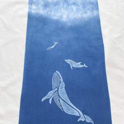 送料無料　"クジラと泳いだ日"8 絞り染め　藍染手ぬぐい　鯨　海　イルカ 3枚目の画像