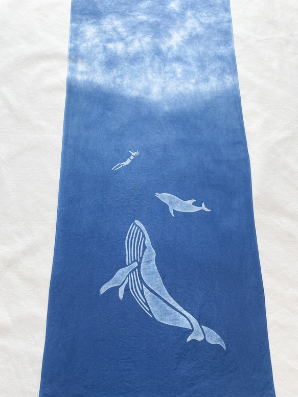送料無料　"クジラと泳いだ日"8 絞り染め　藍染手ぬぐい　鯨　海　イルカ 3枚目の画像