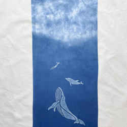 送料無料　"クジラと泳いだ日"8 絞り染め　藍染手ぬぐい　鯨　海　イルカ 1枚目の画像