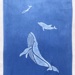 送料無料　"クジラと泳いだ日"8 絞り染め　藍染手ぬぐい　鯨　海　イルカ 2枚目の画像