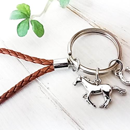 4色から選べる＊馬キーホルダー＊馬蹄チャーム付き＊干支 午年（2026年