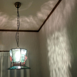 送料無料 新色 アリス マッドハッター 帽子 ステンドグラス ペンダント ライト ランプ 照明 2枚目の画像