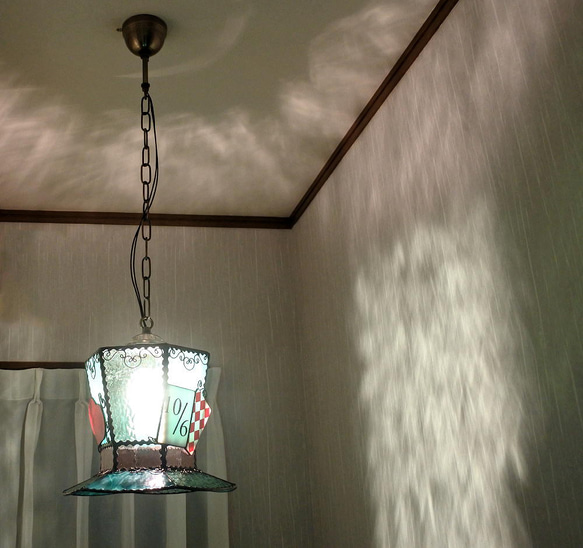 送料無料 新色 アリス マッドハッター 帽子 ステンドグラス ペンダント ライト ランプ 照明 2枚目の画像