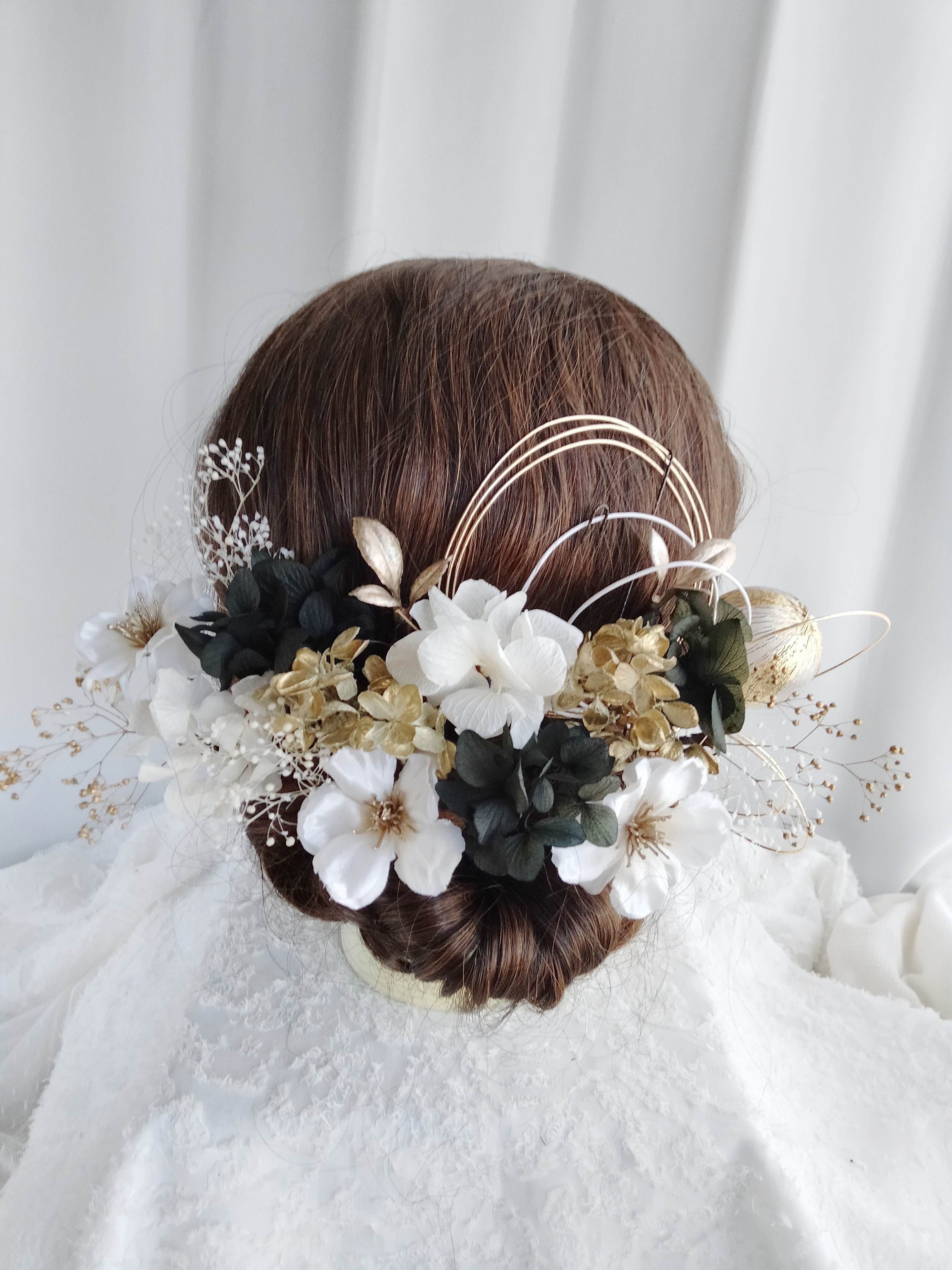 リンゴの花×黒白金の紫陽花の成人式髪かざり　水引　水引き　水引アレンジ　水引きアレンジ　髪飾り　鞠玉　和玉