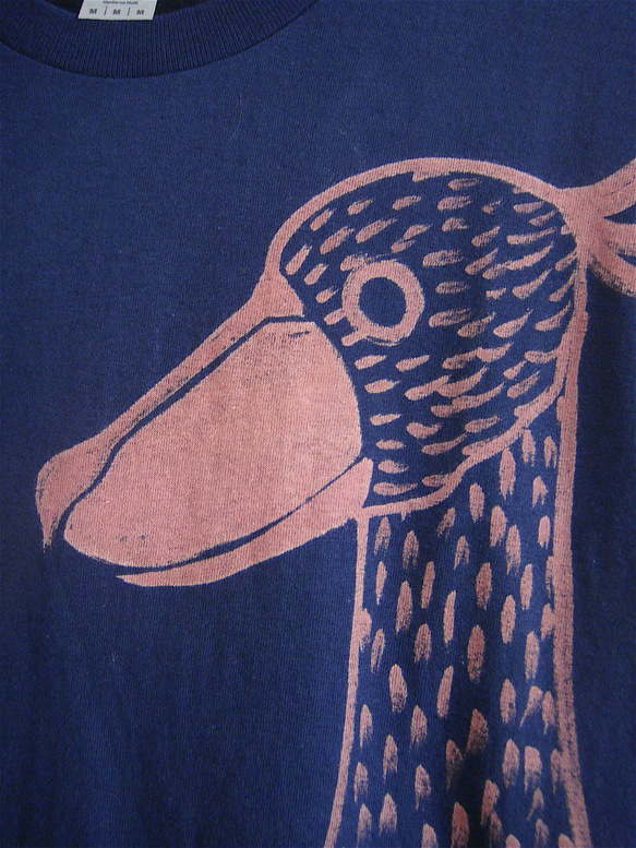 両面絵柄・でかい動かない鳥・ハシビロコウ・背面立ち姿・メンズM〜L対応サイズ（レディスL対応サイズ）濃紺・手描きTシャツ 3枚目の画像