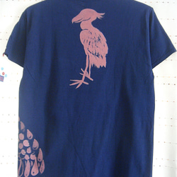 両面絵柄・でかい動かない鳥・ハシビロコウ・背面立ち姿・メンズM〜L対応サイズ（レディスL対応サイズ）濃紺・手描きTシャツ 6枚目の画像